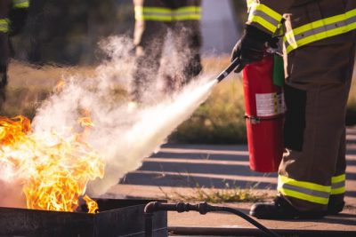 Proposta para banir ‘forever chemicals’ em espumas de combate a incêndios na UE